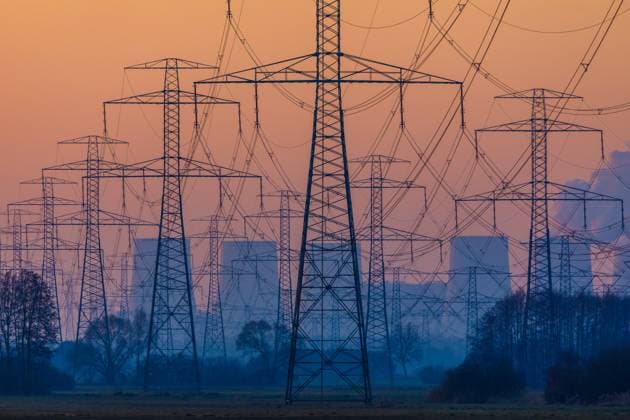 Kraftwerk Jaenschwalde DEU Deutschland Brandenburg Tauer, 11.02.2025, Braunkohlekraftwerk Jaenschwalde am Morgen, das Kraftwerk Jaenschwalde und Stromleitungsmasten sind an einem frostigen Morgen bei Sonnenaufnagng bei Tauer in der Naehe von Peitz in der Lausitz zu sehen.
