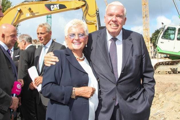Prof. Dr.Klaus-Michael Kühne Kuehne mit seiner Ehefrau Christine Kühne - Kuehne Unternehmer Bauherr bei der Grundsteinlegung zum Hotel Neubau The Fontenay auf der Baustelle am Donnerstag 14.August 2014 in Hamburg HH Deutschland