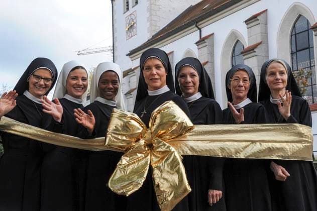 Andrea Sihler (Schwester Hidegard), Mareike Lindenmeyer (Novizin Claudia), Denise M Baye (Novizin Lele), Janina Hartwig (Schwester Hanna), Nina Hoger (Oberin Theodora),Karin Gregorek (Schwester Felicitas) und Emanuela von Frankenberg (Schwester Agnes) posieren mit einer goldenen Geburtstagsschleife beim Fototermin Um Himmels Willen zum Jubilaeumsfoto zur 15 Staffel der TV Serie am Mittwoch 21.Oktober 2015 in Oberhaching bei München Bayern Deutschland