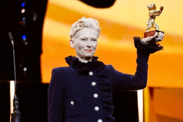 Bilder des Jahres 2025, Entertainment 02 Februar Entertainment Themen der Woche KW07 Tilda Swinton erhält den Goldenen Ehrenbären für das Lebenswerk bei der Festivaleröffnung und der Premiere des Kinofilms Das Licht The Light auf der Berlinale 2025 75. Internationale Filmfestspiele Berlin im Berlinale Palast. Berlin, 13.02.2025