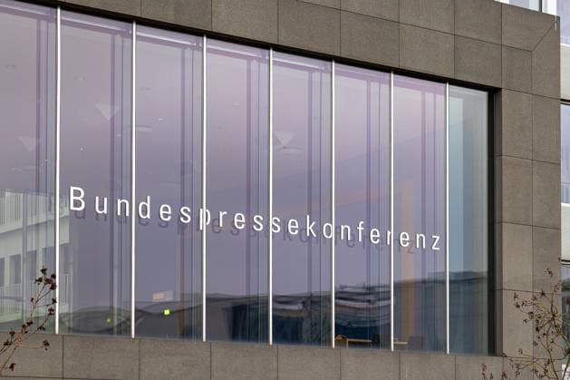 Gebäude der Bundespressekonferenz, Berlin, 07.02.2025 Außenansicht des Gebäudes der Bundespressekonferenz am Schiffbauerdamm. Die große Glasfassade reflektiert die Umgebung, während der Schriftzug Bundespressekonferenz deutlich sichtbar ist. Berlin-Mitte Berlin Deutschland