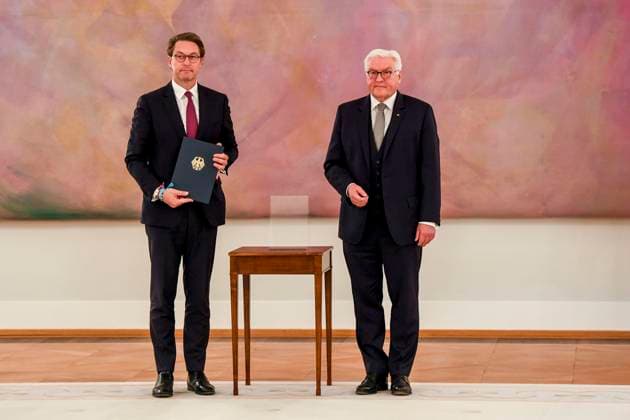 Frank Walter Steinmeier (Bundespräsident), Andreas Scheuer (Bundesminister für Verkehr und digitale Infrastruktur), Der Bundespraesident Frank-Walter Steinmeier haendigt dem Bundeskabinett und der Bundeskanzlerin die Entlassungsurkunden aus am Dienstag 26.10.2021 im Schloss Belevue in Berlin Berlin Deutschland