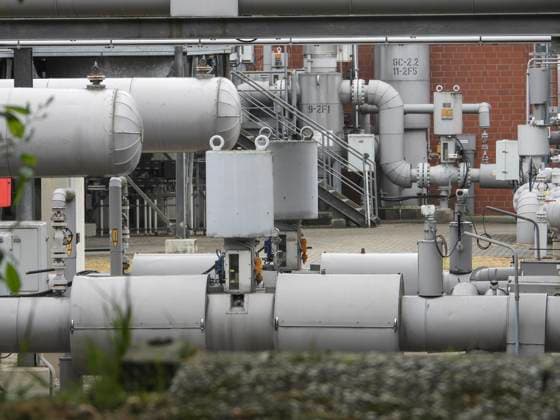 Erdgasspeicher Harsefeld Westlich von Hamburg liegen die beiden Speicher­ka­vernen des Storengy-Speichers Harsefeld Gasspeicher dienen zur Sicherung der Gas Energievorraete Der Gasspeicher in Harsefeld ist einer der bundesweiten Gasspeicher in denen Gas Reserven gespeichert werden. Der Speicher ging 1992 in Betrieb und verfügt über zwei Speicherkavernen, die in Tiefen zwischen 1.100 Meter und 1.700 Meter im massiven Salz des Salzstocks Harsefeld angelegt wurden. Die beein­dru­ckenden Hohlräume haben 300 Meter Höhe, bis zu 50 Meter Durch­messer und fassen ein Arbeitsgasvolumen von ca. 108 Mio. m³ Erdgass NS Deutschland