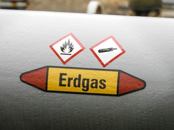 Erdgasspeicher Harsefeld Westlich von Hamburg liegen die beiden Speicher­ka­vernen des Storengy-Speichers Harsefeld Gasspeicher dienen zur Sicherung der Gas Energievorraete Der Gasspeicher in Harsefeld ist einer der bundesweiten Gasspeicher in denen Gas Reserven gespeichert werden. Der Speicher ging 1992 in Betrieb und verfügt über zwei Speicherkavernen, die in Tiefen zwischen 1.100 Meter und 1.700 Meter im massiven Salz des Salzstocks Harsefeld angelegt wurden. Die beein­dru­ckenden Hohlräume haben 300 Meter Höhe, bis zu 50 Meter Durch­messer und fassen ein Arbeitsgasvolumen von ca. 108 Mio. m³ Erdgass NS Deutschland