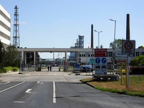 Archivbilder - Juni 2022 PCK Raffinerie Schwedt - Der Bund entzieht dem russischen Staatskonzern Rosneft die Beteiligung 17.09.2022 Schwedt Brandenburg Rosneft will sich mit rechtlichen Schritten gegen die Maßnahme wehren Der Bund hat dem russischen Staatskonzern Rosneft die Beteiligung an der Raffinerie PCK in Schwedt (Nahe der Grenze zu Polen) entzogen und unter die Aufsicht der Treuhandverwaltung der Bundesnetzagentur gestellt. Rosneft hat angkündigt sich gegen die Maßnahme rechtlich zu wehren MV Deutschland