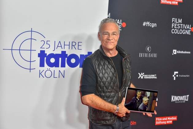 Klaus J. Behrendt Schauspieler mit Foto des abwesenden Kollegen Dietmar Baer auf dem roten Teppich bei der Premiere des ARD TAtort Spur des Blutes beim Film Festival Cologne, 25 Jahre Tatort Koeln vom WDR im Filmpalast Koeln am Freitag 21.Oktober 2022 NRW Deutschland
