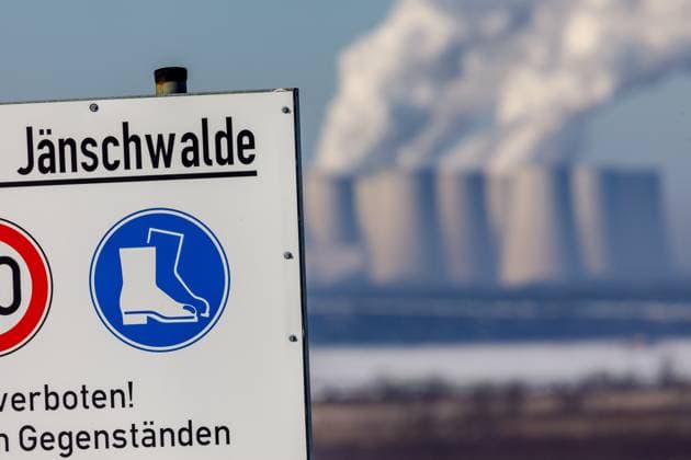 Kraftwerk Jaenschwalde DEU Deutschland Brandenburg Griessen, 19.02.2025, Braunkohlekraftwerk Jaenschwalde, Blick auf das Kraftwerk Jaenschwalde (LEAG) an einem frostigen Wintermorgen im Februar, im Vordergrund ist der bereits stillgelegte Tagebau Jaenschwalde zu sehen.