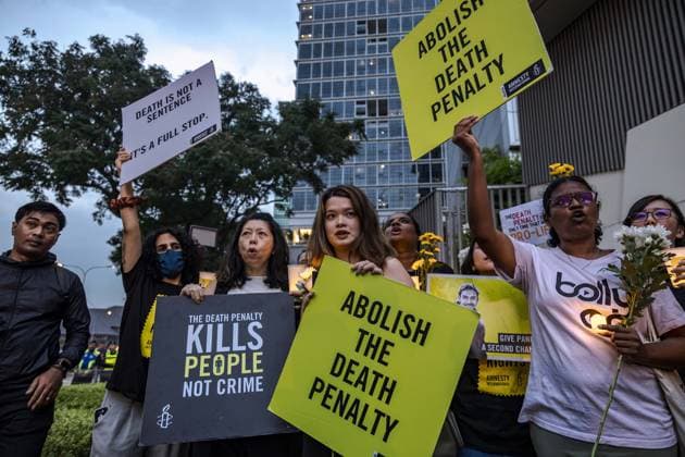 Activists In Malaysia Hold Vigil For Pannir Selvam Activists attend a candlelight vigil against the impending execution of Pannir Selvam Pranthaman, sentenced to death for drug trafficking into Singapore, outside the Singaporean embassy in Kuala Lumpur, Malaysia, on February 19, 2025. Kuala Lumpur Kuala Lumpur Malaysia  Copyright: xMohdxFirdausx originalFilename: latif-activist250219_npNRb.jpg