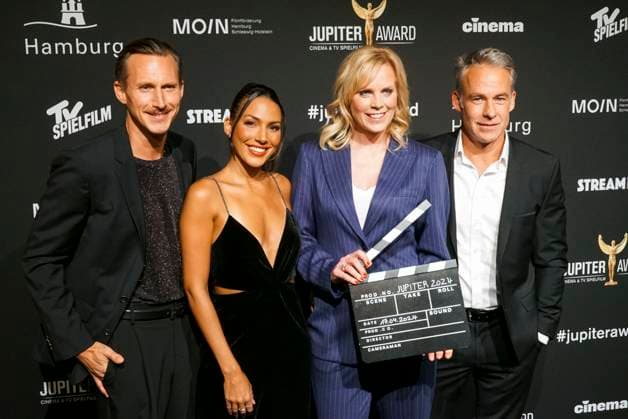 Johannes Hendrik Langer, Amy Mußul, Melanie Marschke, Marco Girnth Schauspieler zu Gast bei der Verleihung der Jupiter Award 2024 im Altonaner Kaispeicher am Mittwoch 17.04.2024 in Hamburg Gruppenbild Querformat