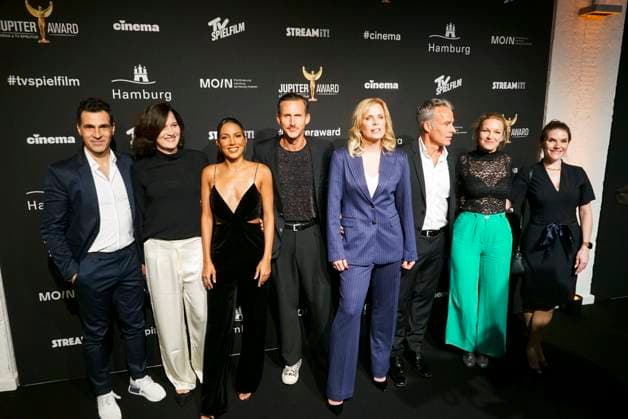 Johannes Hendrik Langer, Amy Mußul, Melanie Marschke, Marco Girnth Schauspieler zu Gast bei der Verleihung der Jupiter Award 2024 im Altonaner Kaispeicher am Mittwoch 17.04.2024 in Hamburg Gruppenbild Querformat