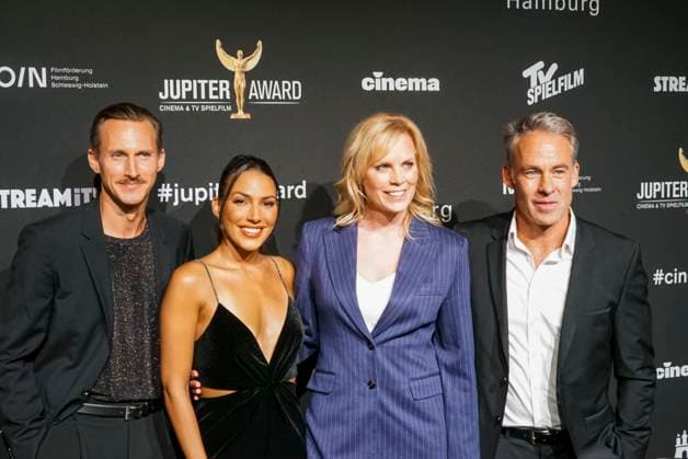Johannes Hendrik Langer, Amy Mußul, Melanie Marschke, Marco Girnth Schauspieler zu Gast bei der Verleihung der Jupiter Award 2024 im Altonaner Kaispeicher am Mittwoch 17.04.2024 in Hamburg Gruppenbild Querformat