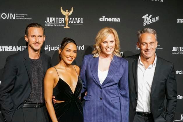 Johannes Hendrik Langer, Amy Mußul, Melanie Marschke, Marco Girnth Schauspieler zu Gast bei der Verleihung der Jupiter Award 2024 im Altonaner Kaispeicher am Mittwoch 17.04.2024 in Hamburg Gruppenbild Querformat