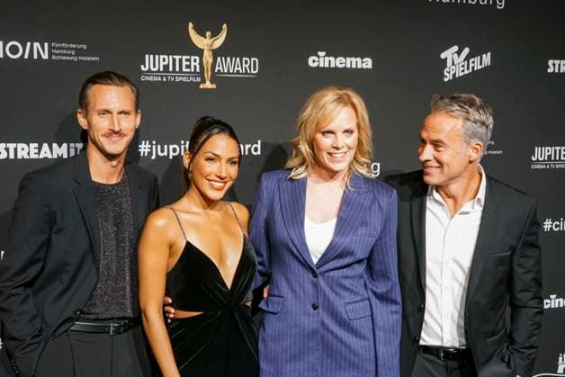 Johannes Hendrik Langer, Amy Mußul, Melanie Marschke, Marco Girnth Schauspieler zu Gast bei der Verleihung der Jupiter Award 2024 im Altonaner Kaispeicher am Mittwoch 17.04.2024 in Hamburg Gruppenbild Querformat