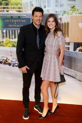 Michael Ballack, Sophia Schneiderhan Freundin Frau zu Gast bei der Eroeffnung der neuen Monaco-Welt im Miniatur Wunderland auf dem roten Teppich am Donnerstag 25.04.2024 in Hamburg Zweierbild Zweiermotiv Hochformat HH Deutschland