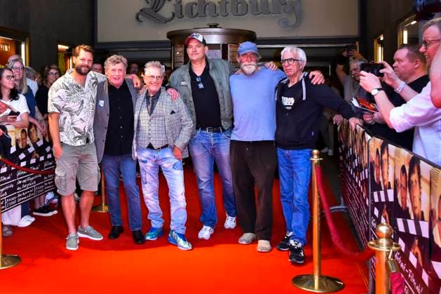 Essen-28.06.2024-25 Jahre Bang Boon Bang Peter Thorwarth Willi Thomczyk Martin Semmelrogge Christian Kahrmann, Jochen Nickel,Ralf Richter Schauspieler Wiedersehen nach 25 Jahren, Bang Boom Bang ist eine deutsche Filmkomödie aus dem Jahr 1999 zu sehen im Ramen der Ausstellung Glueckauf – Film ab! Kino u.Filmgeschichte des Ruhrgebiets im Kino Lichtburg Gruppenbild Querformat NRW Deutschland