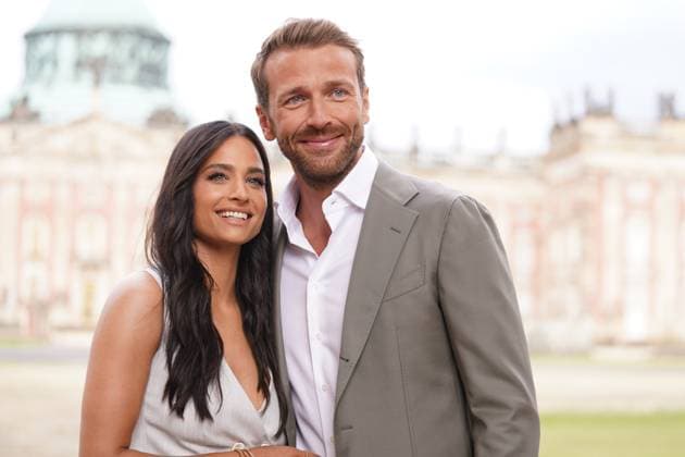 Amira Pocher, Christian Dueren bei der Fashion Show von Marc Cain am 02. Juli 2024 vorm Neuen Palais im Park Sanssouci in Potsdam. Brandenbug Deutschland
