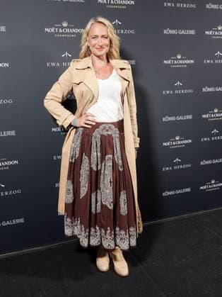 Berlin-02.07.2024-Fashion Week-Ewa Herzog Eva Mona Rodekirchen zu Gast bei der Ewa Herzog Fashionshow in Rahmen der Berlin Fashionweek 2024 in der Koenig Galerie am 02.07.2024 Einzelbild Einzelmotiv Hochformat Ganzfigur Berlin Deutschland