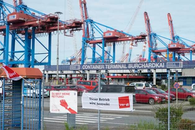 HAMBURG Die Hafenarbeiter sind erneut auf die Strasse gegangen Der Hafen steht erneut still Warnstreik bei der HHLA Hamburger Hafen und Logistik AG mit Plakaten Verdi Fahnen Banner Transparenten Dieser Betrieb wird bestreikt Keine Containerabfertigung am Hamburger Hafen Burchardkai Es werden an den Terminals keine Container abgefertigt. Der Streik soll bis einschließlich morgen, Mittwoch, andauern 09.Juli 2024 HH Deutschland