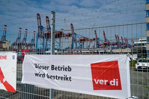 HAMBURG Die Hafenarbeiter sind erneut auf die Strasse gegangen Der Hafen steht erneut still Warnstreik bei der HHLA Hamburger Hafen und Logistik AG mit Plakaten Verdi Fahnen Banner Transparenten Dieser Betrieb wird bestreikt Keine Containerabfertigung am Hamburger Hafen Burchardkai Es werden an den Terminals keine Container abgefertigt. Der Streik soll bis einschließlich morgen, Mittwoch, andauern 09.Juli 2024 HH Deutschland