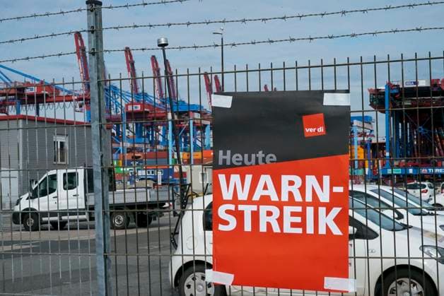 HAMBURG Die Hafenarbeiter sind erneut auf die Strasse gegangen Der Hafen steht erneut still Warnstreik bei der HHLA Hamburger Hafen und Logistik AG mit Plakaten Verdi Fahnen Banner Transparenten Dieser Betrieb wird bestreikt Keine Containerabfertigung am Hamburger Hafen Burchardkai Es werden an den Terminals keine Container abgefertigt. Der Streik soll bis einschließlich morgen, Mittwoch, andauern 09.Juli 2024 HH Deutschland