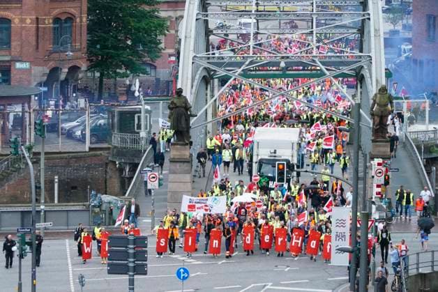 HAMBURG-Demonstration der Hafenarbeiter Mit Verd.i Fahnen Banner Transparenten mit der Aufschrift Wir sind der Hafen Hunderte fordern mehr Lohn und bessere Arbeitsbedingungen Die Demonstration führte zu massiven Verkehrsbehinderungen in der Innenstadt Mehrere hundert Menschen nahmen an der Demonstration von Verdi für mehr Geld und bessere Arbeitsbedingungen für die Hafenarbeiter teil . Die Demonstration startete in der Hafencity, ging weiter über den Bereich der Innenstadt zum Gewerkschaftshaus am Besenbinderhof.am 10.07.2024 HH Deutschland