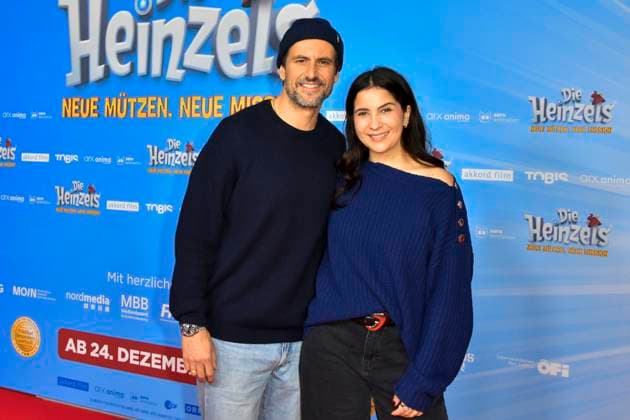 Tom Beck mit Chryssanthi Kavazi Schauspieler zu Gast auf dem Roten Teppich bei der Kino Film Premiere Die Heinzels Neue Muetzen Neue Mission im Cinedome am 08.Dezember 2024 in Koeln NRW Deutschland