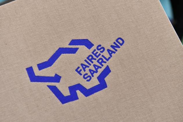 Saarbrücken Das Saarland will das erste offizielle Fair-Trade Bundesland in Deutschland werden und hat die als dickes Buch gebundenen Bewerbungsunterlagen auf den Weg gebracht. Ministerpräsidentin Anke Rehlinger und Gertrud Selzer von der Aktion 3. Welt Saar unterschrieben im Bildungsministerium den Antrag zusammen mit den zwei Schülerinnen Vivian Pollner und Laura Auert, die für die Saarländischen Schulen eintraten. Das Saarland will den fairen Handel weiter etablieren und sich gegen Ausbeutung von Drittländern und insbesondere auch Kinderarbeit stark machen.