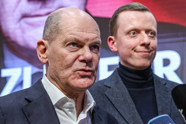 SPD Townhall - Bundestagswahlkampf 2025 mit dem Bundeskanzler Interview für TV-Sender: Olaf Scholz (SPD) Bundeskanzler (links) Adis Ahmetovic (SPD), Kandidat für die Bundestagswahl 2025 und Mitglied des Bundestags (MdB) 30659 Hannover Swiss Life Karriere Campus Niedersachsen, Region Hannover Germany