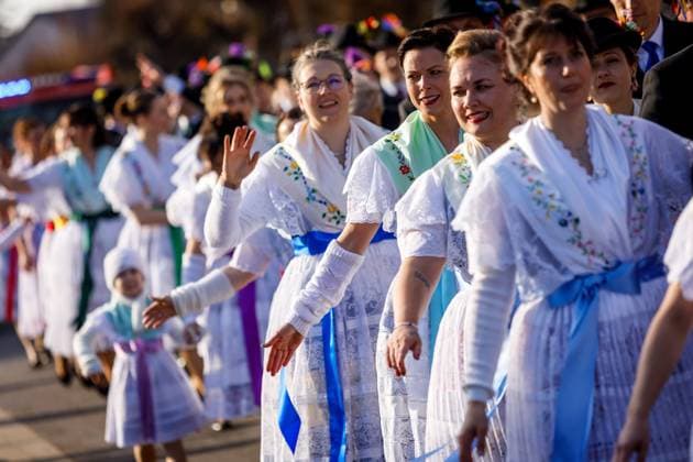 Bilder des Jahres 2025, News 02 Februar News Themen der Woche KW08 News Bilder des Tages Wendische Fastnacht im Spreewald DEU Deutschland Brandenburg Babow, 22.02.2025, Spreewaelder Fastnacht (Zapust), Fastnachtsgesellschaft im Dorf Babow bei Vetschau im Spreewald. Der sorbisch-wendische Fastnachtsumzug, auch Zapust, ist ein in vielen Doerfern der Lausitz und im Spreewald gefeierter Winter-Brauch. Beim Zapust ziehen die Frauen in ihrer wendischen Festtagstracht und die Maenner in schwarzen Anzuegen und mit geschmuecktem Hut singend und tanzend durch das Dorf um den Winter auszutreiben und den Fruehling zu begruessen.