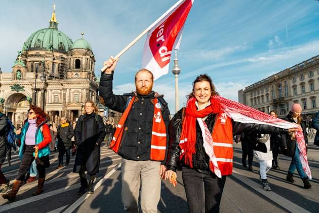 Bilder des Jahres 2025, News 02 Februar News Themen der Woche KW08 News Bilder des Tages Kulturkürzungen führen zur gemeinsamen Demo Kulturkürzungen führen zur gemeinsamen Demo von Verdi GEW und Kulturschaffenden vorm Roten Rathaus am 22.02.2025 in Berlin. Copyright: xEventpressxKnowlesx