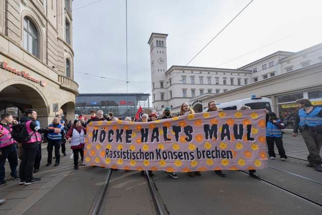 Bilder des Jahres 2025, News 02 Februar News Themen der Woche KW08 News Bilder des Tages Demo gegen AfD Erfurt 22022025 - Bei einem Protest gegen den Wahlkampfabschluss der Partei Alternative fuer Deutschland (AfD) sind in Erfurt (Thueringen) rund 4000 Menschen auf die Strasse gegangen. Ihnen standen etwa 1100 Anhaengerinnen und Anhaenger der AfD gegegnueber. Bei deren Wahlkampfabschluss sprach auch der Thueringer Landesvorsitzende Bjoern Hoecke. Erfurt Thueringen Deutschland