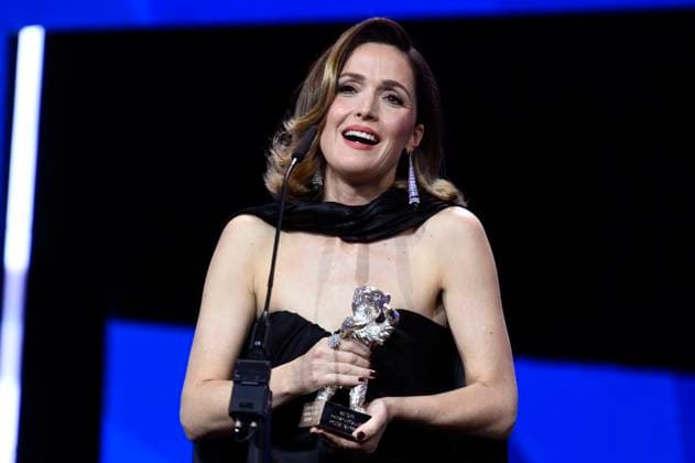 Bilder des Jahres 2025, Entertainment 02 Februar Entertainment Themen der Woche KW08 Entertainment Bilder des Tages Rose Byrne mit dem Silbernen Bär für die Beste Schauspielerische Leistung in einer Hauptrolle für If I Had Legs I™d Kick You bei der Closing Ceremony mit Preisverleihung auf der Berlinale 2025 75. Internationale Filmfestspiele Berlin im Berlinale Palast. Berlin, 22.02.2025