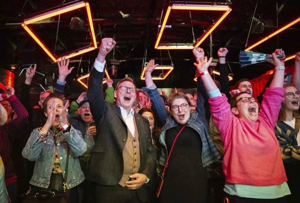 Bilder des Jahres 2025, News 02 Februar News Themen der Woche KW08 News Bilder des Tages BUNDESTAGSWAHL 2025- WAHLPARTY DIE LINKE THÜRINGEN ** NUR FÜR REDAKTIONELLE ZWECKE ** EDITORIAL USE ONLY **<p>23 02 2025-Erfurt: Bundestagswahl 2025 Wahlparty der Thüringer DIE LINKE im Zughafen Erfurt im Foto: Spitzenkandidat Bodo Ramelow (Die Linke) jubelt über die ersten Wahlergebnisse ( Deutschland Thueringen Erfurt Copyright: SaschaxFromm