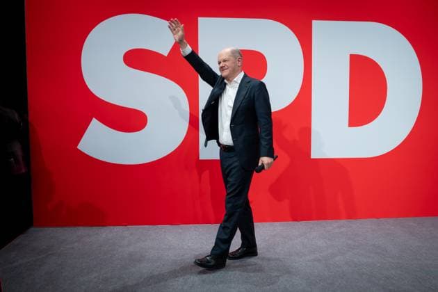 Bilder des Jahres 2025, News 02 Februar News Themen der Woche KW08 News Bilder des Tages SPD Wahlparty zur Bundestagswahl 2025 Bundeskanzler Olaf Scholz winkt seinen Anhaengern als dankeschoen fuer die Unterstuetzung im Wahlkampf auf der Buehne der Wahlparty der SPD zur Bundestagswahl 2025, Berlin , 23.02.2025 Berlin Berlin Deutschland