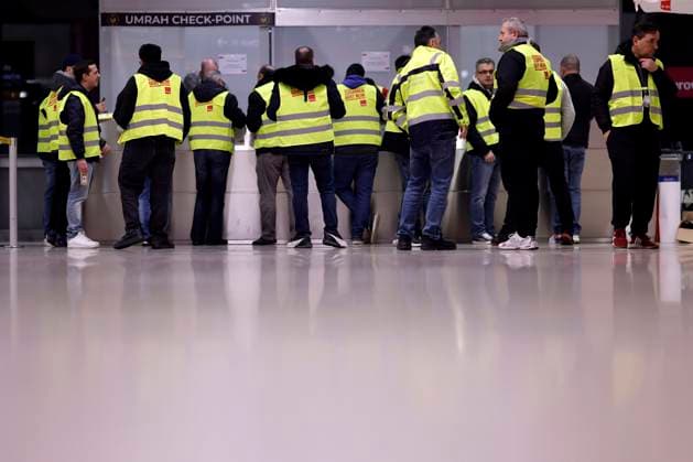 Bilder des Jahres 2025, News 02 Februar News Themen der Woche KW08 News Bilder des Tages Tarifstreit im öffentlichen Dienst: Die Warnstreik-Welle des öffentlichen Dienstes trifft erstmals in NRW die Flughäfen Düsseldorf und Köln Bonn. Am Köln Bonner Flughafen hat ein eintägiger Warnstreik der Gewerkschaft Verdis begonnen. Streikende stehen mit Westen, auf denen steht zusammen geht mehr im Terminal und protestieren für faire Löhne. Köln, 23.02.2025 NRW Deutschland Copyright: xChristophxHardtx
