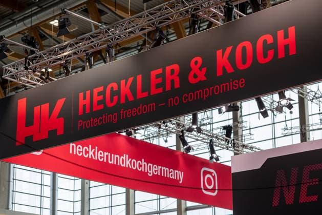 Enforce Tac 2025: Internationale Fachmesse für Sicherheit und Verteidigung, Nürnberg, 24.02.2025 Messestand von Heckler & Koch mit großem, beleuchtetem Firmenlogo und dem Slogan Protecting freedom no compromise. Das Unternehmen ist ein führender Hersteller von Schusswaffen für Militär, Polizei und Sicherheitskräfte. Nürnberg Dutzendteich Bayern Deutschland