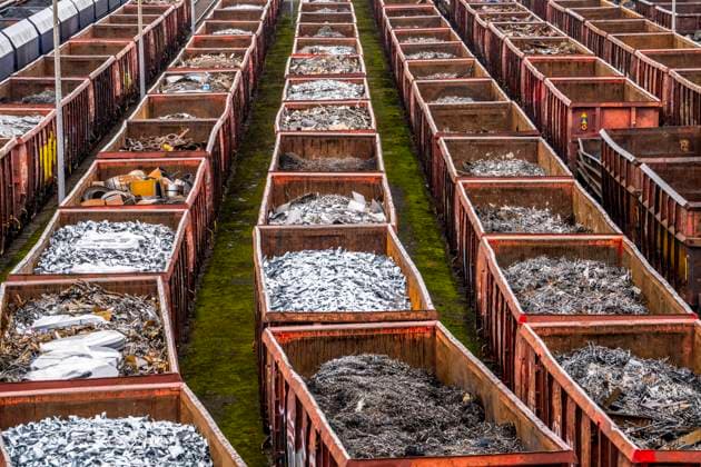Hüttenwerke Krupp-Mannesmann, HKM in Duisburg, Rangiergleise am Blasstahlwerk, Güterwagons beladen mit Metallschrott zum einschmelzen, Metall Recycling, NRW, Deutschland, HKM Stahlwerk