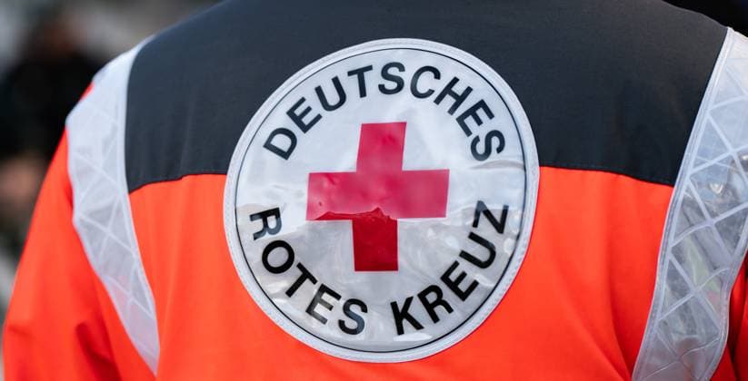 Ein Sanitäter Trägt eine Jacke mit dem Logo und dem Schriftzug Deutsches Rotes Kreuz. Vöhringen Baden-Württemberg Deutschland