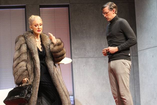 Desiree Nick und Hubertus Brandt, die beiden Schauspieler bei der Probe zum Theaterstueck Spiel gewinnt am 26.02.2025 auf der Buehne in der Komoedie Winterhuder Faehrhaus in Hamburg Desiree Nick als resolute Psychologin auf der Theaterbuehne in Hamburg