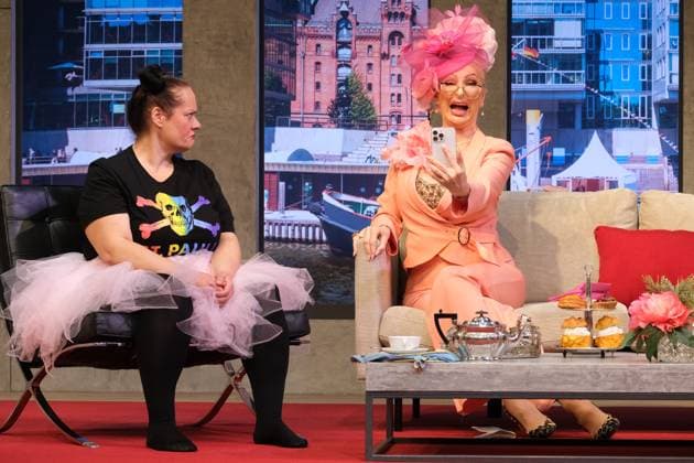Bilder des Jahres 2025, Entertainment 02 Februar Entertainment Bilder des Tages Desiree Nick ist in der Hauptrolle des Theaterstücks Spiel gewinnt zu sehen. Sie betreut als Psychotherapeutin und zugleich Mutter ihren Sohn Felix (Hubertus Brandt), einen IT-Nerd, der menschenscheu ist und seine Wohnung fast nie verlässt. Nur die chaotische Miriam (Katrin Filzen) gewinnt seine Freundschaft. Die Uraufführung findet in der Komödie Winterhuder Fährhaus statt, Fotoprobe am 26.2.2025 in Hamburg