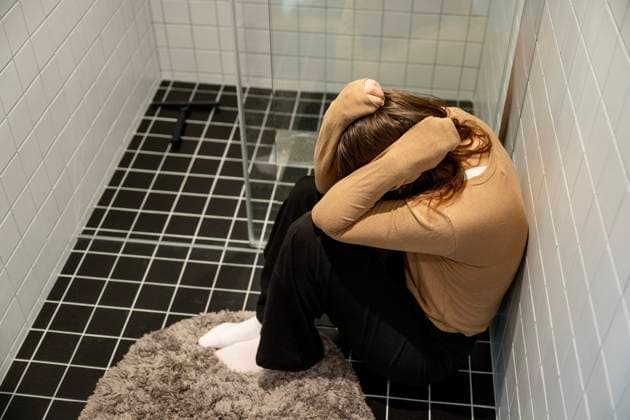 A depressed young woman sits on the bathroom floor Domestic violence Stockholm SWEDEN x10430x  Copyright: xChristinexOlsson TTx MENTAL HEALTH TRZux9Tv0rc