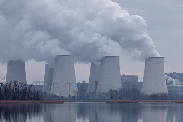 Kraftwerk Jaenschwalde DEU Deutschland Brandenburg Peitz, 27.02.2025, Braunkohlekraftwerk Jaenschwalde (LEAG) bei Peitz in der Lausitz , im Vordergrund die Peitzer Fischteiche.