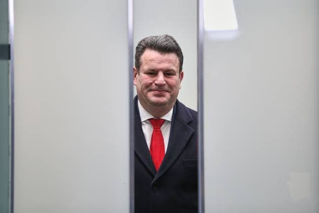 Berlin, Deutschland, 28.02.2025: Deutscher Bundestag: Sondierungen zwischen Union und SPD: Bundesminister für Arbeit und Soziales Hubertus Heil (SPD) kommt an und fährt mit dem Fahrstuhl Richtung Verhandlungsraum Copyright: xdtsxNachrichtenagenturx dts_61181