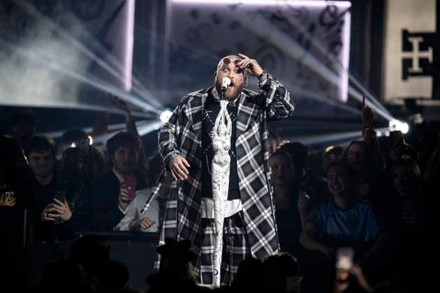 Bilder des Jahres 2025, Entertainment 03 März Teddy Swims performing live at the 2025 BRIT awards ceremony, O2 Arena, London, on 1 March 2025 Teddy Swims performing live at the 2025 BRIT awards ceremony, O2 Arena, London, on 1 March 2025 Teddy Swims (Jaten Collin Dimsdale) is an American singer-songwriter and rapper. Known for his genre-blending music, including soul, country, and pop, he originally attracted fans through song covers on his YouTube channel in ˜19 and ˜20. His third extended play, Tough Love (˜22), became his first entry on the Billboard 200. Swims rose to prominence in ˜23 with the single Lose Control , which peaked within the top ten on the charts in several countries and topped the Billboard Hot 100 the next year, Credit:Dafydd Owen Avalon The O2, Greater Copyright: xDafyddxOwenx xAvalonx 0970776187