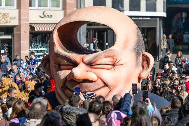 Bilder des Jahres 2025, News 03 März News Themen der Woche KW09 News Bilder des Tages Faschingsumzug in Frankfurt am Main Der Frankfurter Faschingsumzug zieht am 02.03.2025 über den Römerberg in Frankfurt am Main. Ein Motivwagen zeigt Bundeskanzler Olaf Scholz (SPD) mit hohlem Kopf. Frankfurt am Main Römerberg Hessen Deutschland