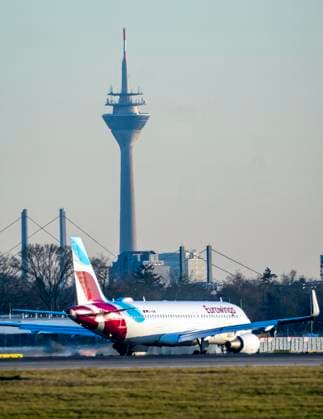 Eurowings Airbus Flieger auf dem Taxiway, Vorfeld des Flughafen Düsseldorf International, Rheinbrücken, Rheinturm Düsseldorf, NRW, Deutschland, Flughafen DUS