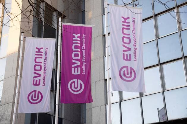 Die Konzernhzentrale von EVONIK in Essen, Aussenansicht, Fahnen, Feature, Symbolfoto, Randmotiv, Bilanzpressekonferenz der Evonik Industries AG in Essen, 05.03.2025.