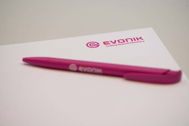 Schreibblock und Kugelschreiber von Evonik, Feature, Symbolfoto, Randmotiv, Bilanzpressekonferenz der Evonik Industries AG in Essen, 05.03.2025.