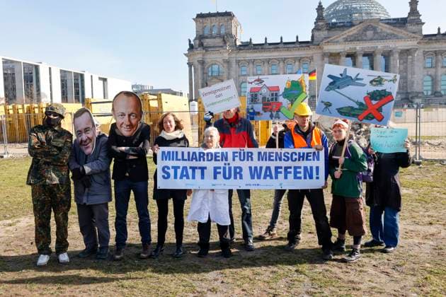 Protestaktion mehrerer Friedensinitiativen gegen ein mögliches neues Sondervermögen zur Erhöhung der Ausgaben. Zu der Aktion rufen auf: IPPNW, Deutsche Friedensgesellschaft Vereinigte Kriegsdienstgegnerinnen, Naturfreunde Deutschlands und Pax Christi Deutschland. Berlin, Platz der Republik am 05.03.25 in Berlin Protestaktion gegen ein mögliches neues Sondervermögen in Berlin