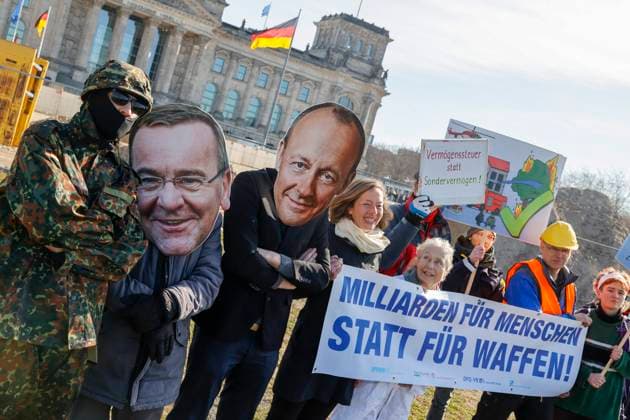 Bilder des Jahres 2025, News 03 März News Themen der Woche KW10 News Bilder des Tages Protestaktion mehrerer Friedensinitiativen gegen ein mögliches neues Sondervermögen zur Erhöhung der Ausgaben. Zu der Aktion rufen auf: IPPNW, Deutsche Friedensgesellschaft Vereinigte Kriegsdienstgegnerinnen, Naturfreunde Deutschlands und Pax Christi Deutschland. Berlin, Platz der Republik am 05.03.25 in Berlin Protestaktion gegen ein mögliches neues Sondervermögen in Berlin